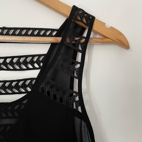 Lovely tank top in black with lace detailing on the shoulders. - Picture 2 of 4
